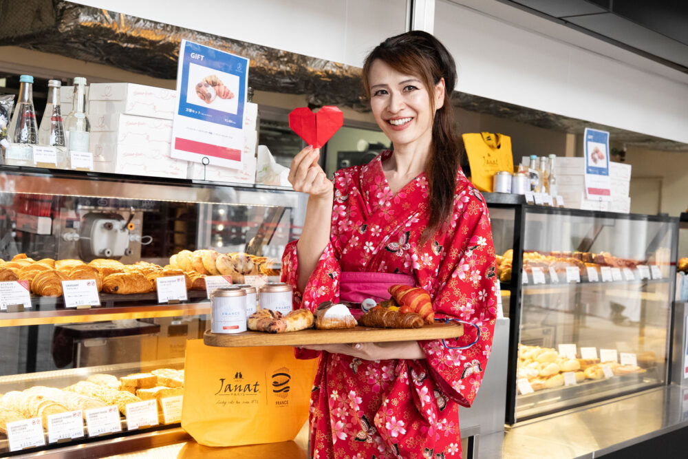 Satoi Mayumi, japanese influencer, celebrating the World’s largest Heart-Shaped Origami at Janat Paris and Maison Kayser Boulangerie in Expo 2025 Osaka