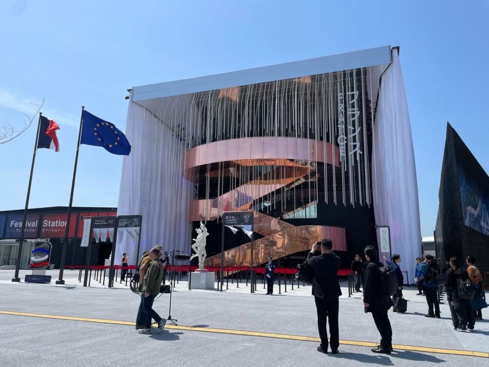 Les Mélodies Élégantes de Stradivarius Captivent l’Expo 2025 Osaka avec la Collaboration Exclusive de JANAT PARIS